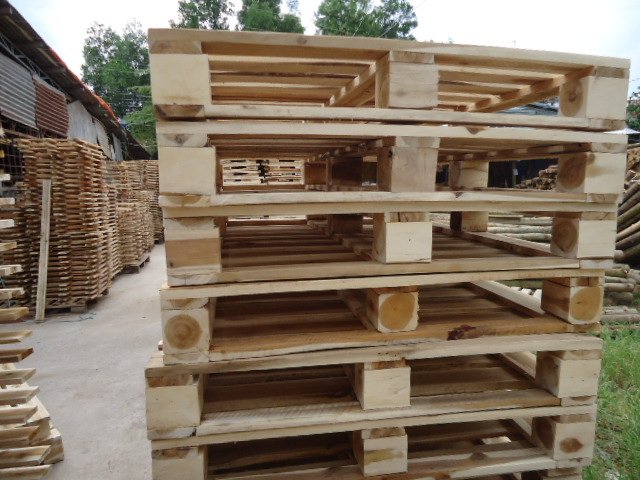Pallet gỗ 4 hướng nâng - Công Ty TNHH Phát Triển Sản Xuất Thương Mại Nam Tiến